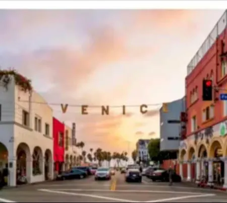 Central Santa Monica Beach Shopping Venice